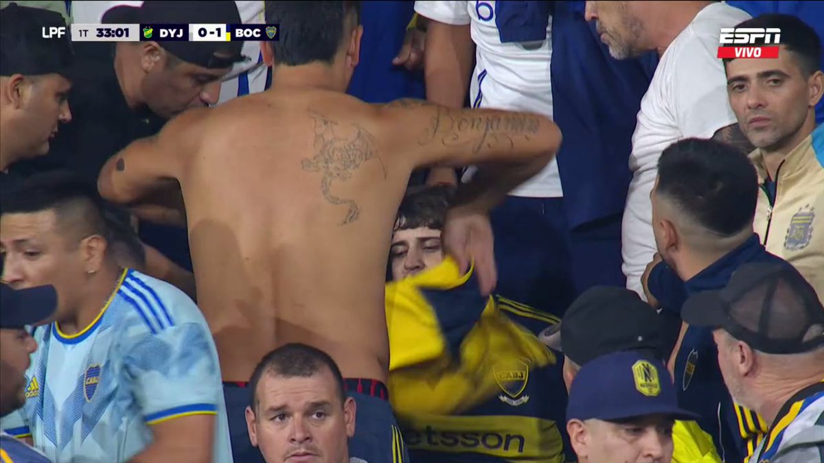 33' Abanican a un hincha que está lastimado en la tribuna de #Boca mientras llegan las asistencias.