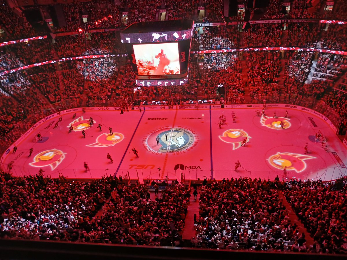 Pammerhockey's tweet photo. It's loud at the CTC. @HockeyHStove https://t.co/rDvLyoe5ZV