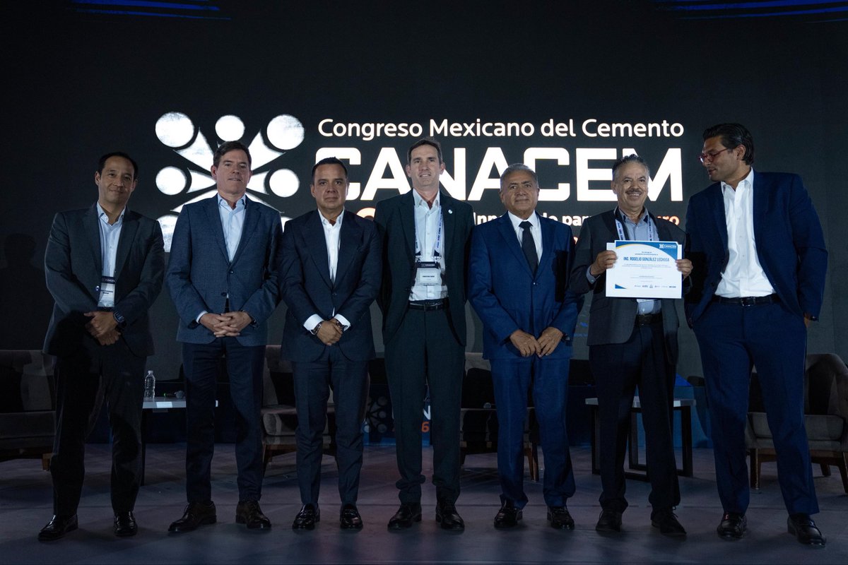 CruzAzulSCL's tweet photo. Participamos en el Congreso Mexicano del Cemento 2026, organizado por la @Canacem_Mx, donde compartimos ideas e iniciativas para lograr que nuestra industria sea más mucho sostenible. Es un orgullo representar los valores y principios cooperativos en foros de suma importancia. 

#NuestraRefundación #FamiliaCruzAzul