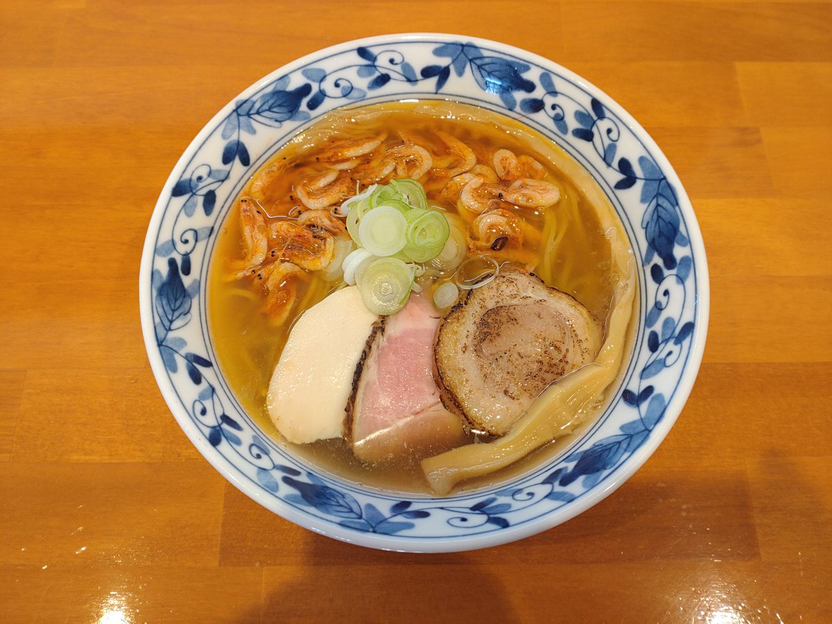 0220tomoe's tweet photo. 本日より期間限定メニューが変わります。
今回はコチラ「桜海老の冷やしらぁめん」です。
駿河湾産の生桜海老とオリーブオイルで仕上げた海老油を使用した塩らぁめんです。
是非どうぞ！ https://t.co/Lnb6obBZOJ