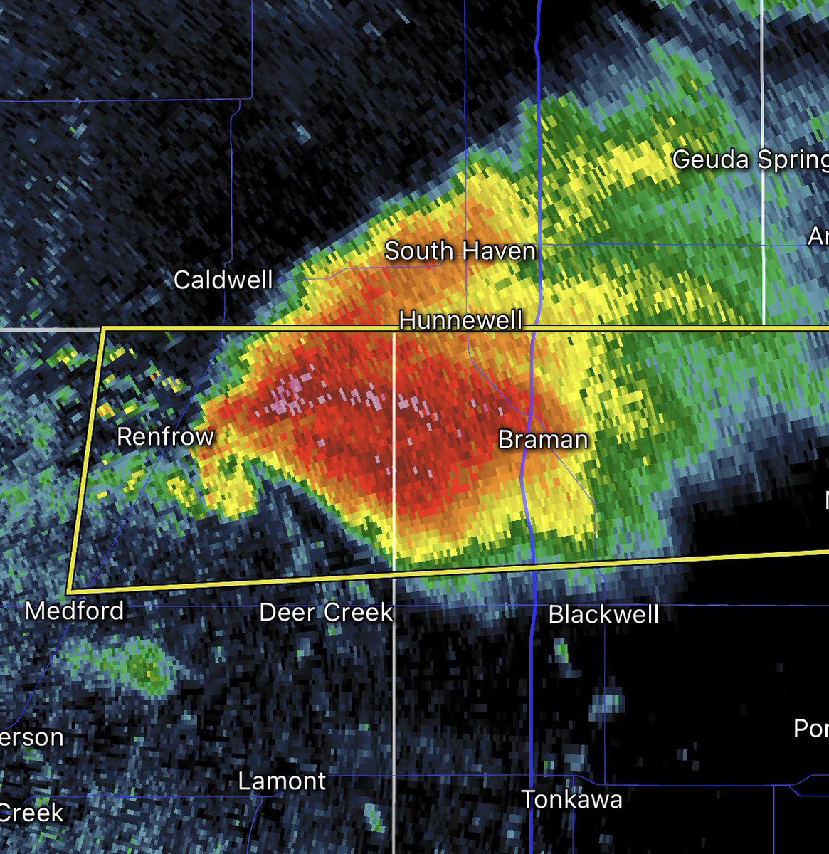 WeatherWatcherX's tweet image. Tornado soon near Renfrow, OK. This could drop a strong tornado. 

Seek shelter now!

#tornado #weather #wxtwitter #OKwx