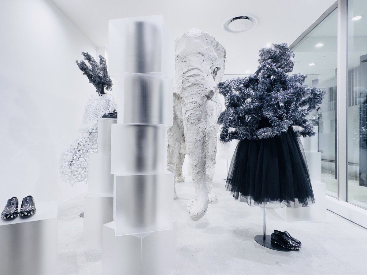 DSMGINZACDG's tweet photo. Jimmy Choo x Noir Kei Ninomiya special installation from 6th to 25th March at Dover Street Market Ginza 1F Elephant Space. https://t.co/uWTQM870id