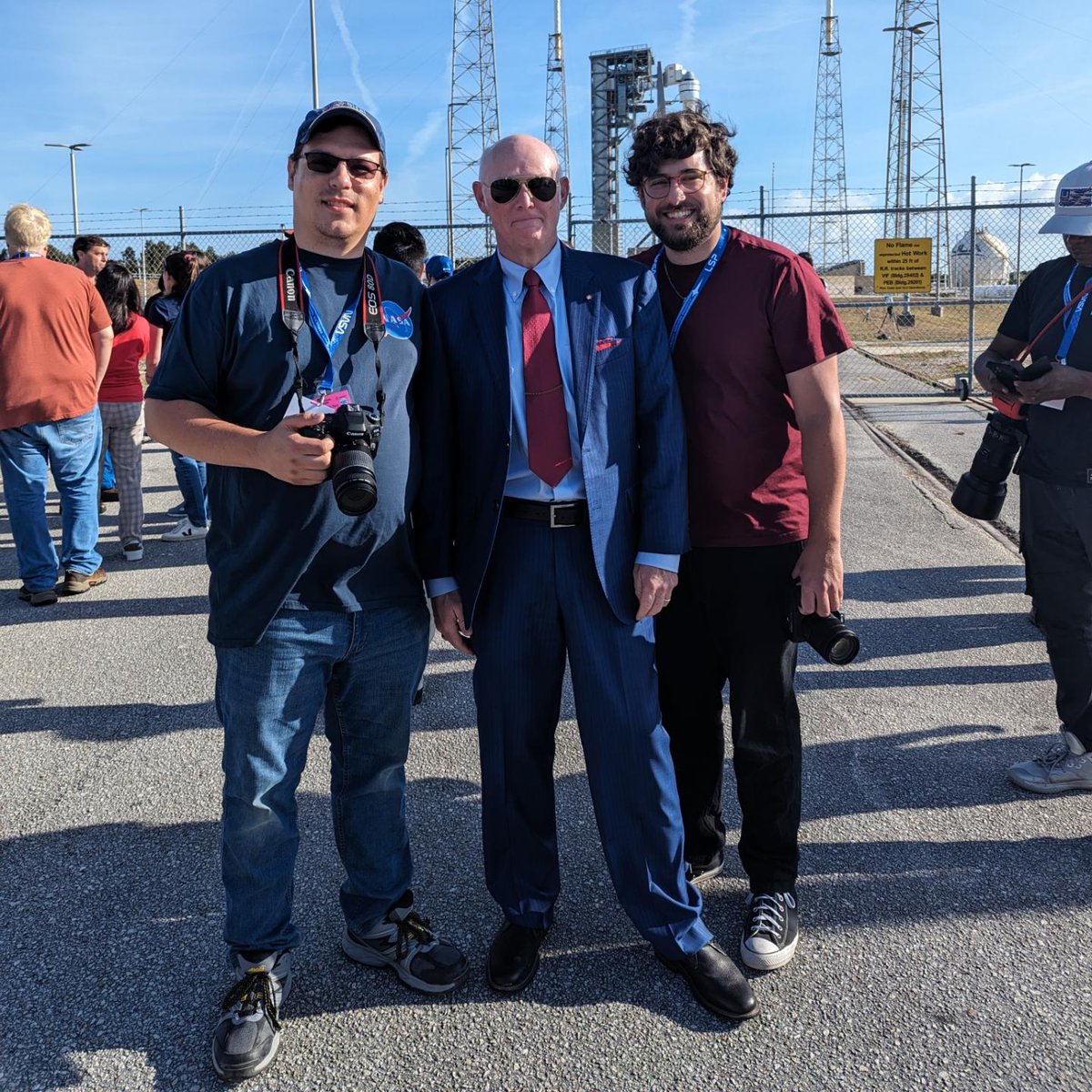 TheSpaceWriter's tweet photo. @Jack_Frodo @lilNERDtv @torybruno @Astro_Pam @SenBillNelson @Astro_Jeremy @Astro_FarmerBob @astro_reid @AstroVicGlover An out-of-this-world day https://t.co/hT62jYmGph