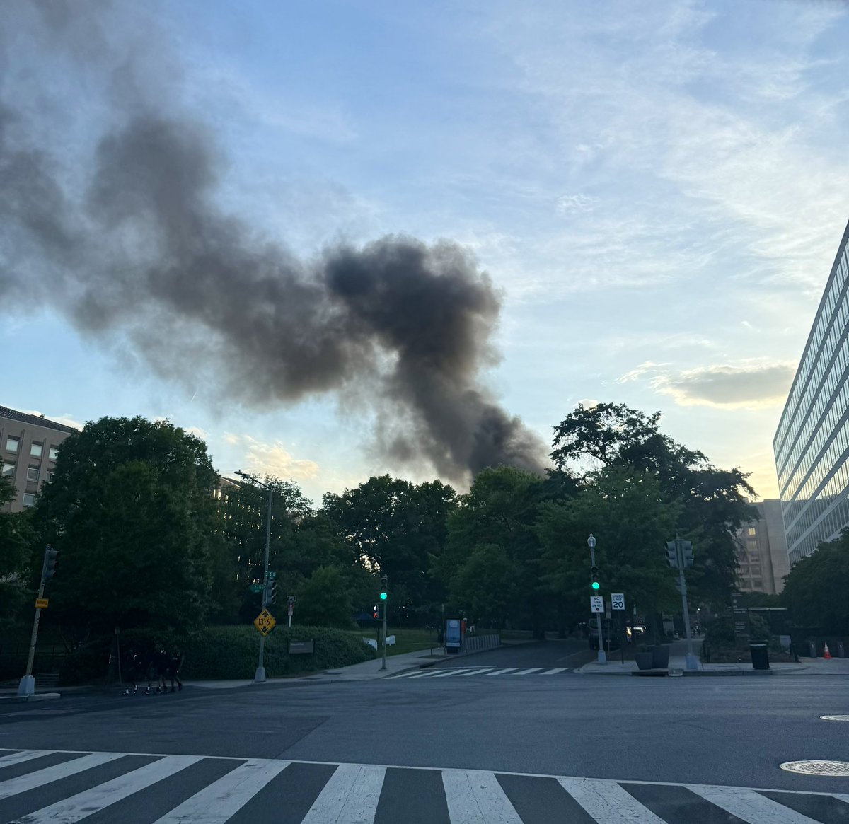 mfazen11's tweet image. Bus fire near national mall coming from 9th Street tunnel apparently. Praying everyone is ok!! #fire #dc