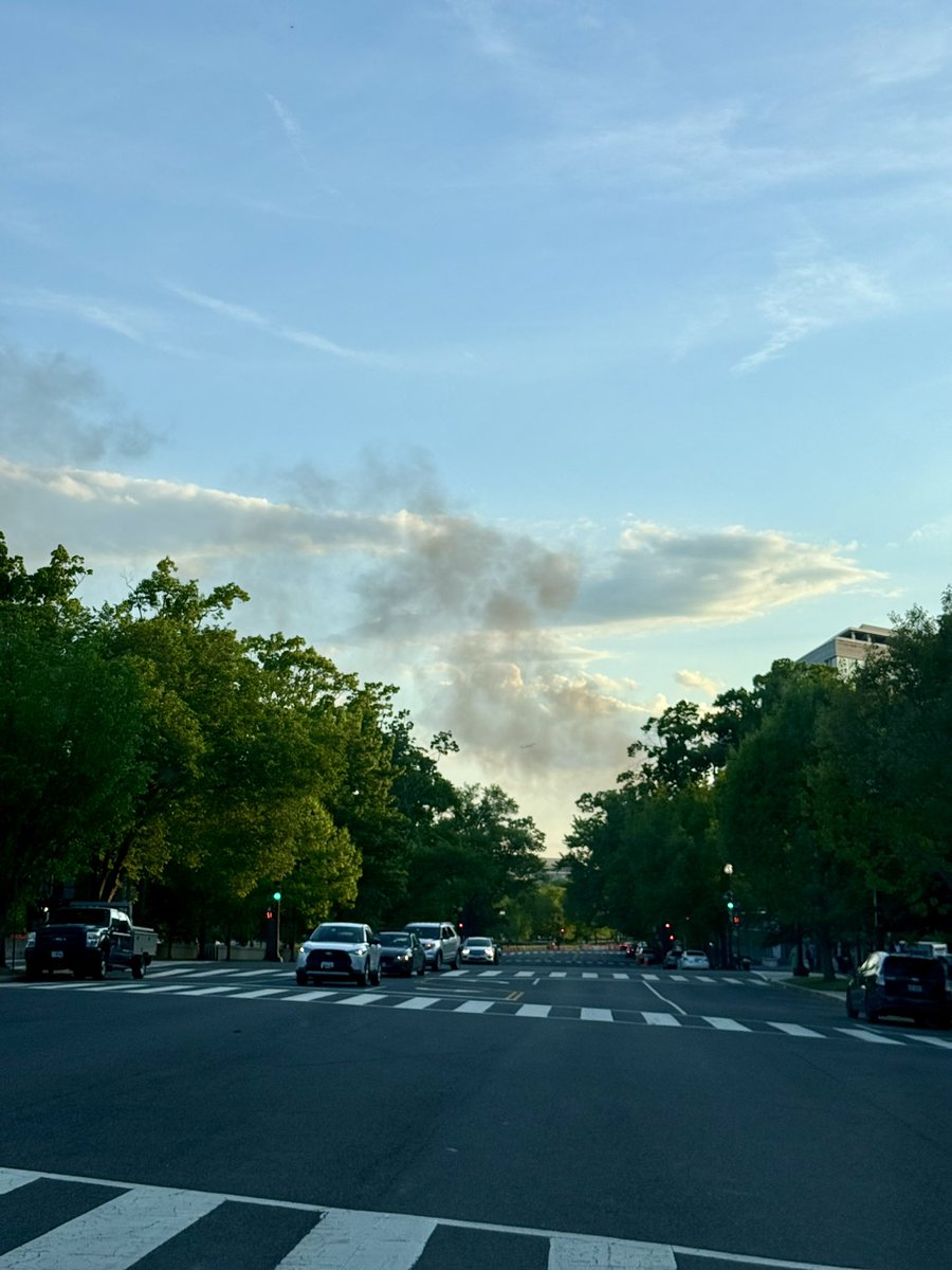 mfazen11's tweet image. Bus fire near national mall coming from 9th Street tunnel apparently. Praying everyone is ok!! #fire #dc
