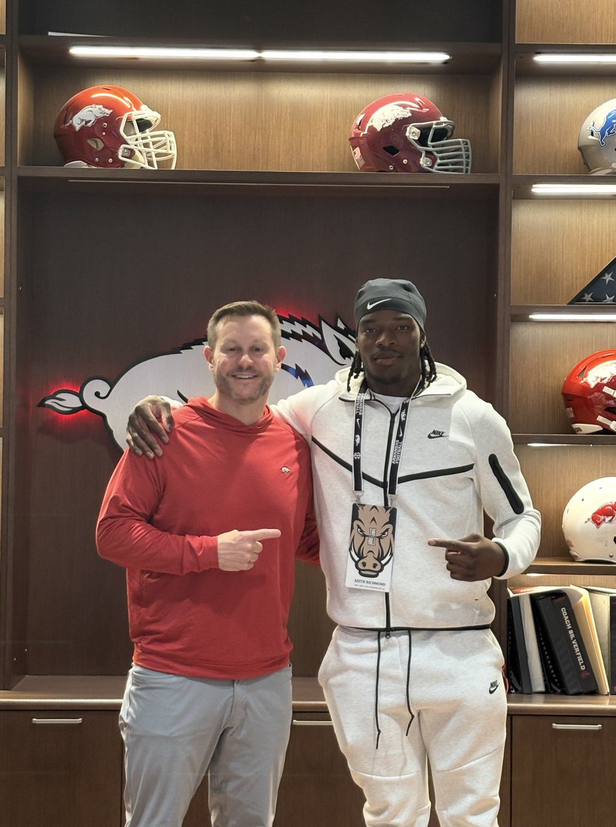 KeithRi67549893's tweet image. Really enjoyed my visit to Arkansas 🐗🔴! Treated me like family . I can’t wait to comeback on my Official Visit ! #WPS #OneRazorback #WooPig