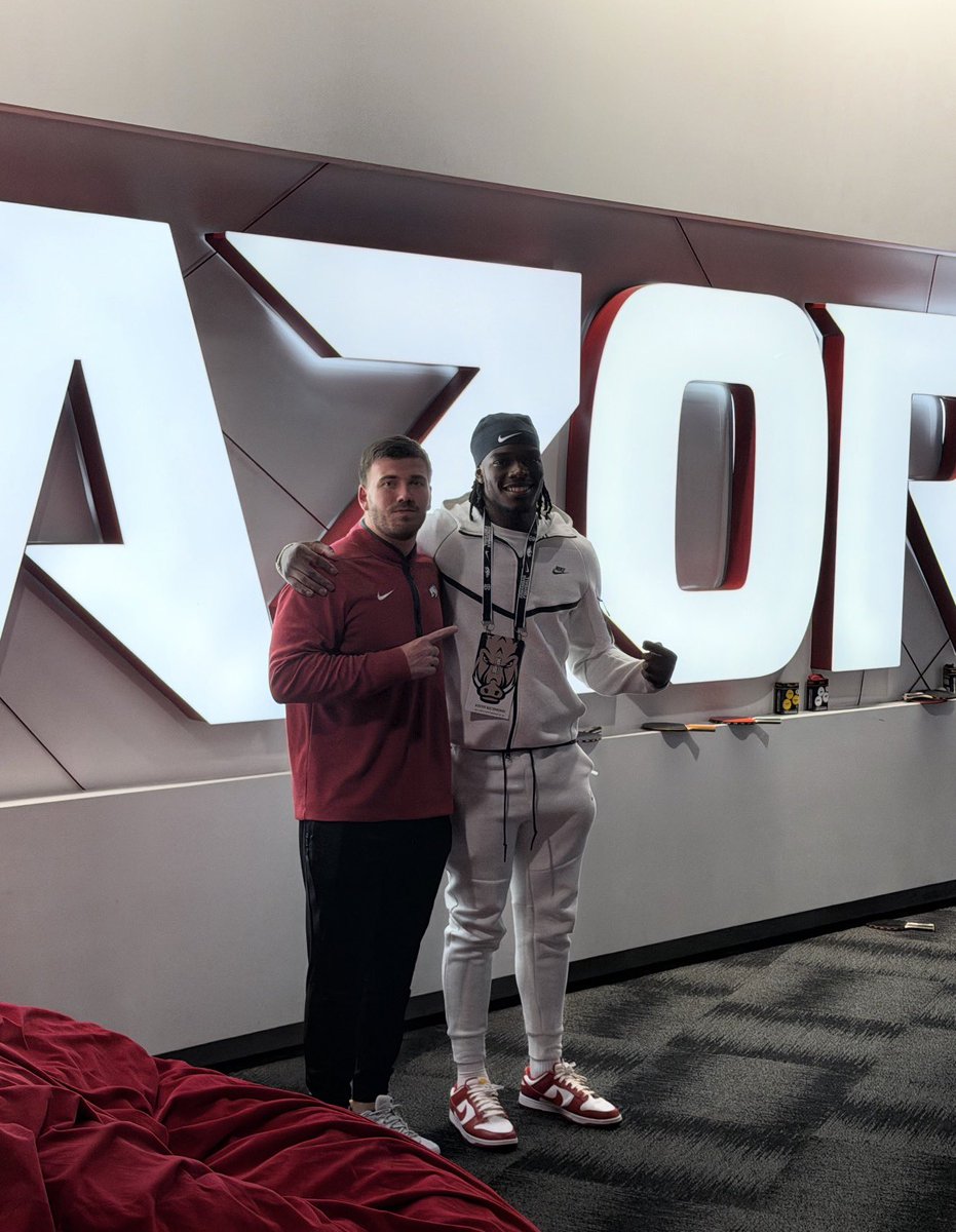 KeithRi67549893's tweet image. Really enjoyed my visit to Arkansas 🐗🔴! Treated me like family . I can’t wait to comeback on my Official Visit ! #WPS #OneRazorback #WooPig