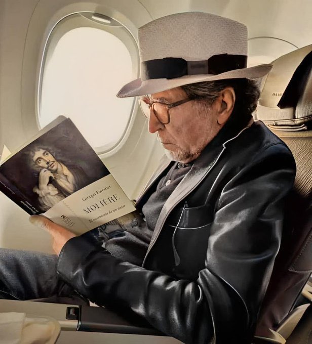 iampaolamedina's tweet photo. «A mí lo que me ha salvado son los libros que he leído. Pero principalmente, de la soledad. Por ejemplo, ocurre mucho en las giras, cuando a un avión le pasa algo y nos quedamos todos tirados en un aeropuerto, que los músicos se desesperan, no saben qué hacer. Pero yo, si tengo un buen libro, ¡estoy feliz! Los libros me acompañan, me ayudan a pensar, a vivir un montón de vidas distintas a la mía. En lugar de estar como un animal enjaulado mirando a un avión que va a salir en seis horas, puedo estar en la antigua Roma viviendo las vidas de otros. Creo que ese es el único consejo que me he atrevido a dar en la vida: si tienes un libro, nunca vas a estar solo».

Joaquín Sabina  ✍️