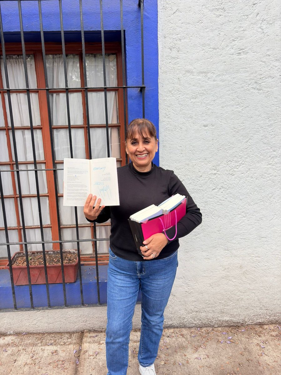 magiamastretta's tweet photo. Muchas felicidades Marichuy. Disfruta los libros. Estén atentos para el próximo sorteo. https://t.co/l3rNlViLKW