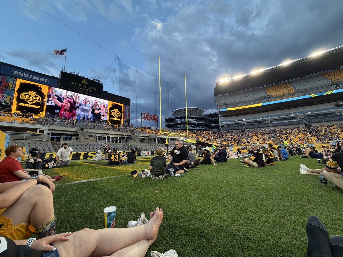 dalucas2009's tweet photo. @Steelersdepot We out here on the grass https://t.co/z3JACog0Es