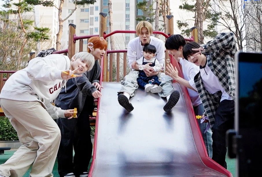 are txt boy dads or girl dads? (a discussion by txt)

❓in the future, what will the members suit more: playing with a som or playing with a daughter?

🐰 i think beomgyu’s would be son
🐧 his would be son
🧸 son for me! i’d play with him sparta-style
🐧 unexpectedly, i think