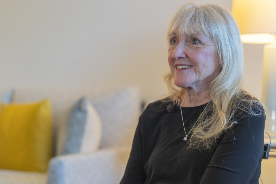 ImpactoLatino's tweet image. Carol Guzy, ganadora del World Press Photo 2026 por una imagen sobre la separación de una familia migrante a manos del Servicio de Inmigración, afirma sentir "desgarro" al observar a agentes enmascarados en tribunales de EE.UU. #ImpactoLatino #detenciones #inmigrantes #CarolGuzy