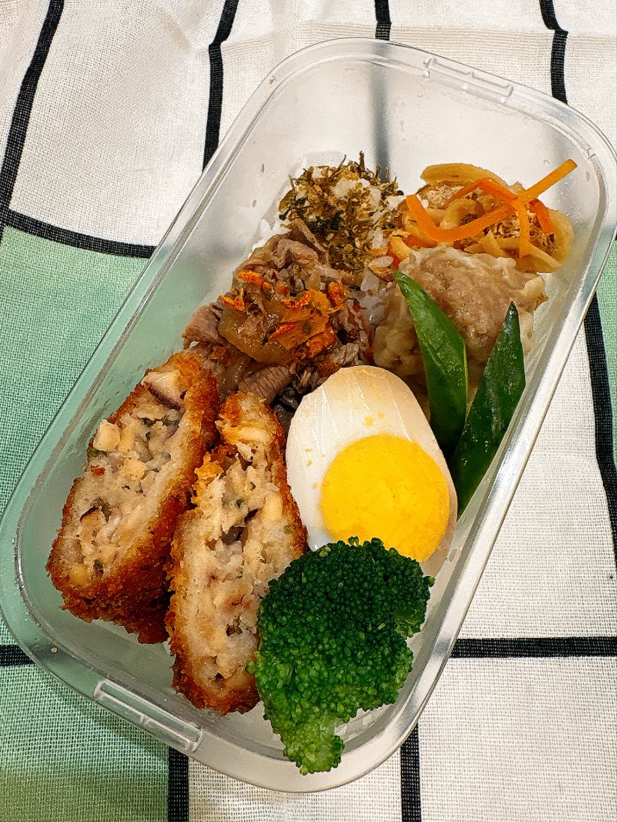 イカメンチ弁当🍱煮物にした切り干し大根は生徒さま手作り（ありがとうございます！）。ふりかけはサワダさんの #いか昆布🦑
#澤田食品 #いかこん部 #お弁当 #旦那弁当 #お弁当記録