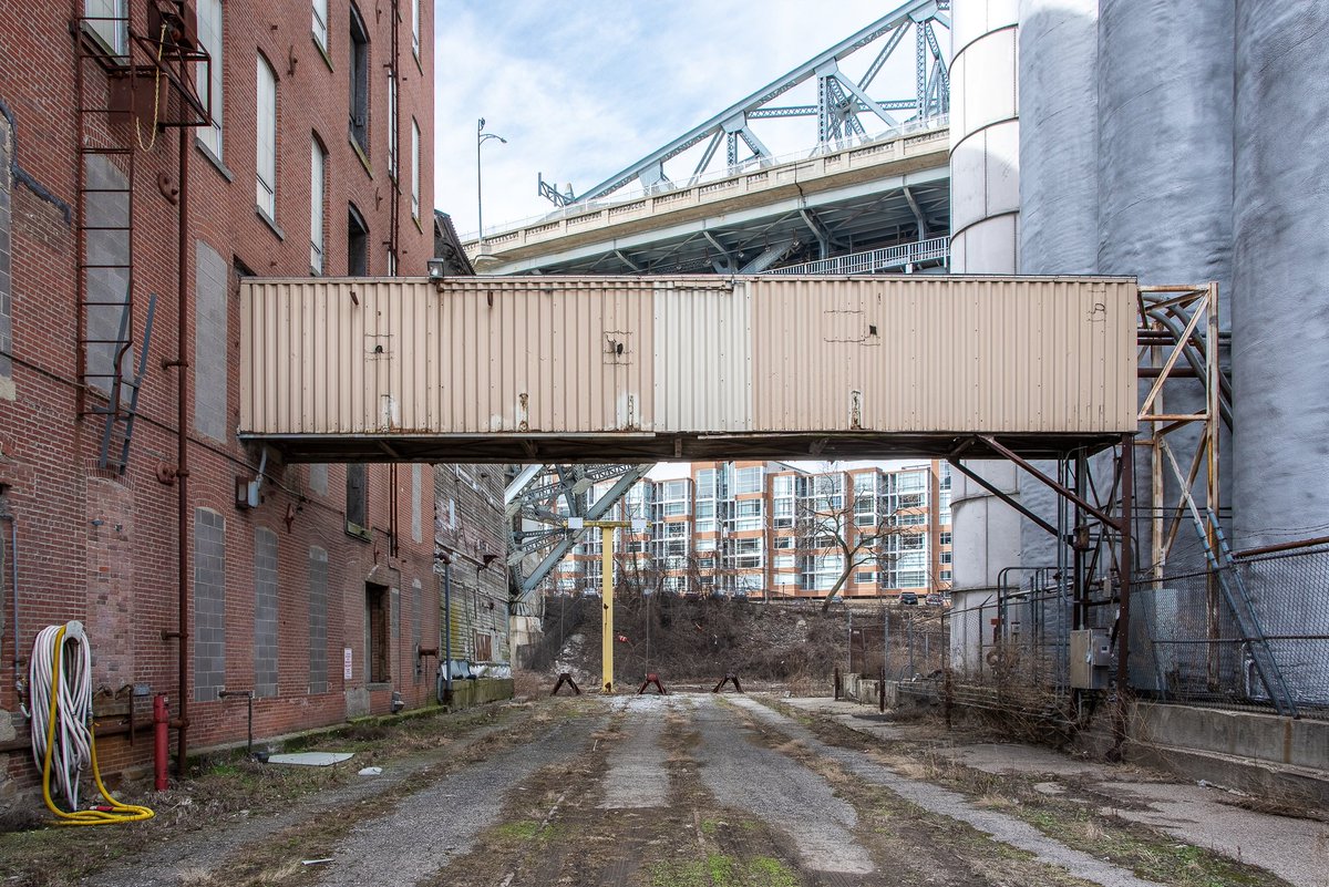ExploresMr's tweet photo. An old abandoned grain silo complex in the Cleveland Flats, mere feet from the Cuyahoga River, in Cleveland, Ohio. https://t.co/puEUDi0QoN