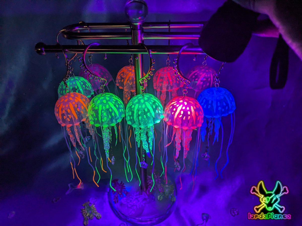 LorDefiance's tweet photo. LorDefiance is vending at Nature's Treasures Market Dayz! Your new jellyfish ear cuffs are calling 🪼✨

📅 Saturday: April 25th • 12 to 5 PM
🌵 Nature's Treasures  • 11055 N. IH-35, 78753 https://t.co/Vne79EjuPl