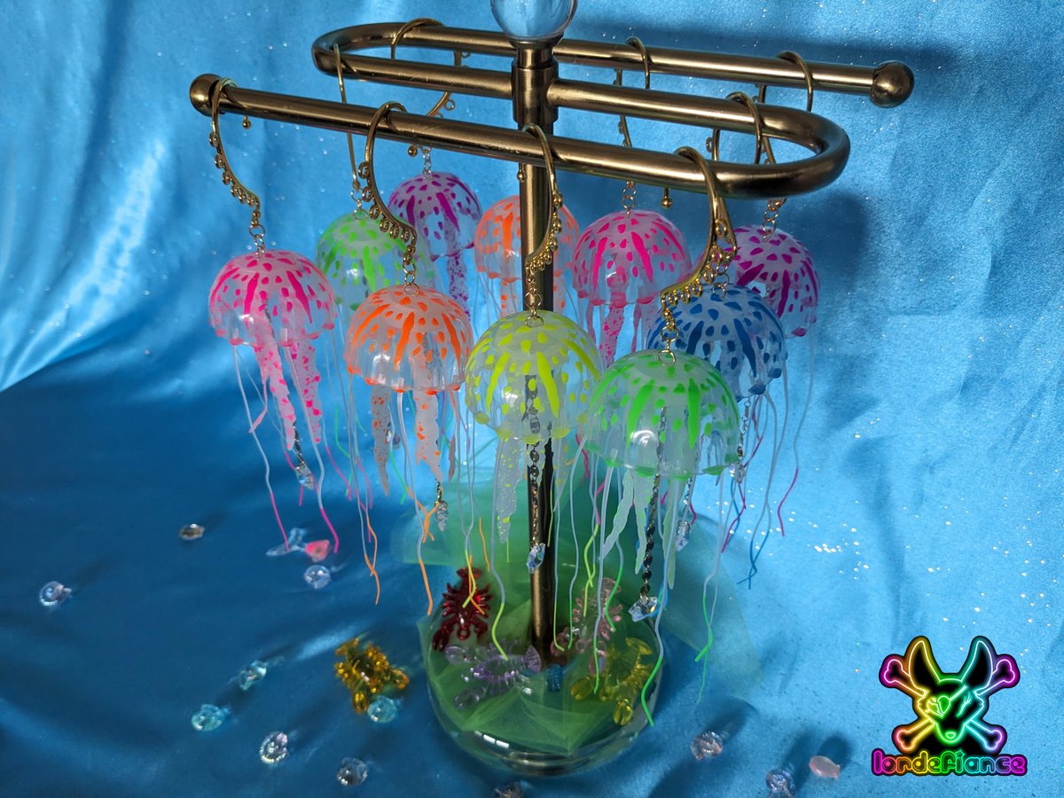 LorDefiance's tweet photo. LorDefiance is vending at Nature's Treasures Market Dayz! Your new jellyfish ear cuffs are calling 🪼✨

📅 Saturday: April 25th • 12 to 5 PM
🌵 Nature's Treasures  • 11055 N. IH-35, 78753 https://t.co/Vne79EjuPl