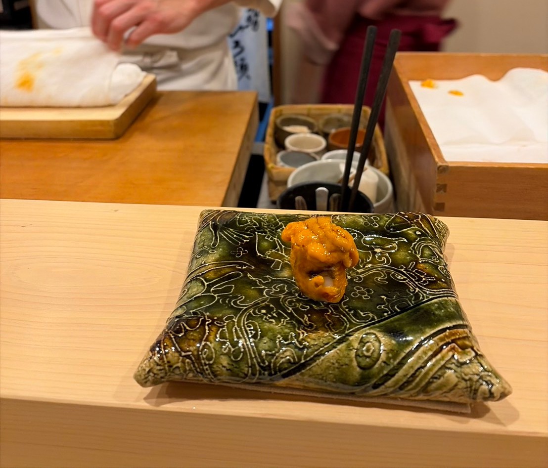 fp4515's tweet photo. 昨日行った鮨屋の雲丹
海苔の代わりに海老を使って卵黄をかけた上に雲丹...
味が喧嘩して美味しくない！ https://t.co/7OHD1ab4YH