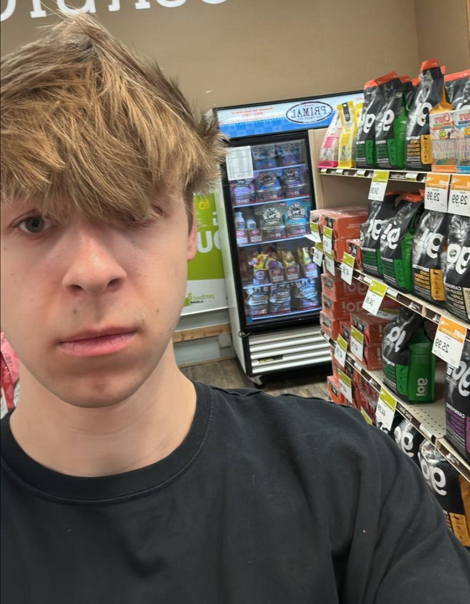 DigestedDiarrh1's tweet photo. Boss fired someone at my work and bro said were ALL gonna pay for it… pet food store might get blikd😥 https://t.co/nnn7c0bbRQ