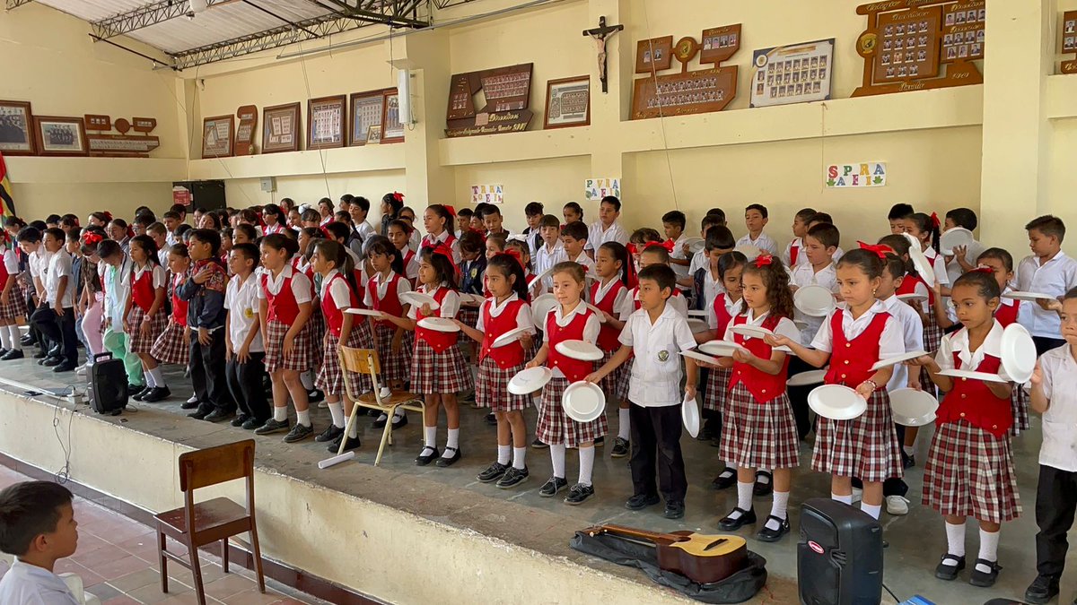 UIS's tweet photo. #ArtesParalaPaz El talento, el arte y la paz se tomaron 75 colegios públicos de los departamentos de Boyacá, Cesar, Norte de Santander y Santander con la estrategia 'Parch-Arte en Paz'.

Allí cientos de estudiantes participan en muestras artísticas en las que exponen y comparten con sus compañeros y comunidad educativa los montajes que han hecho en música, danza, teatro, escritura creativa y audiovisuales, con el apoyo de los artistas formadores, formadoras, sabedores y sabedoras del Programa Artes para la Paz, operado por la Universidad Industrial de Santander.

Música, color, sonrisas, nervios y alegría son el común en estos escenarios que llenan el alma, emocionan el corazón y pacifican territorios con el arte.

#ArtesParalaPaz
#UIS
#UISEnLosTerritorios
#Mincultura