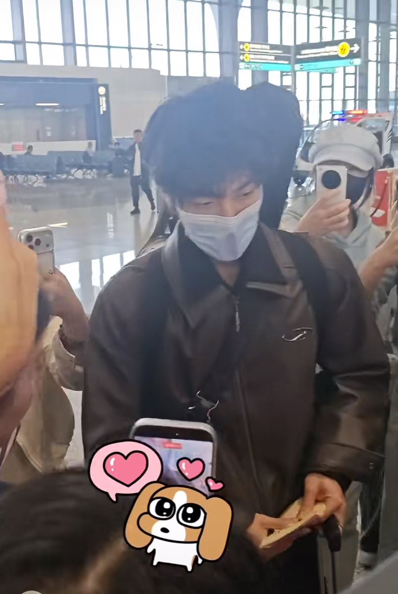 valTloves's tweet photo. I was just about to sleep but Zhaozhao just returned to Beijing and I don’t even know how the ss found him so fast 😮‍💨

#Heyanzhao 
#SammysChildrensDay https://t.co/1WFRrtH9Qv