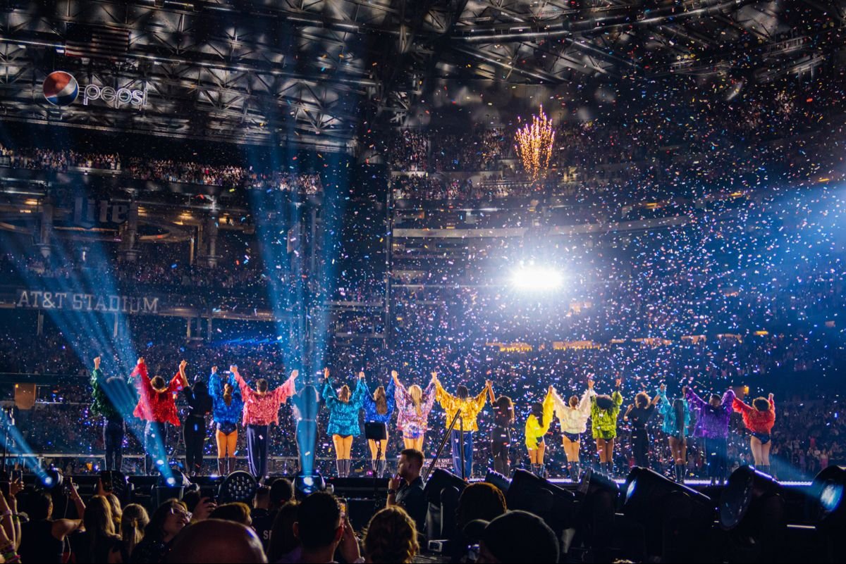 clarabowwho's tweet photo. the beauty of the eras tour ⊹ ࣪ ˖ https://t.co/Gl5PWJR21g