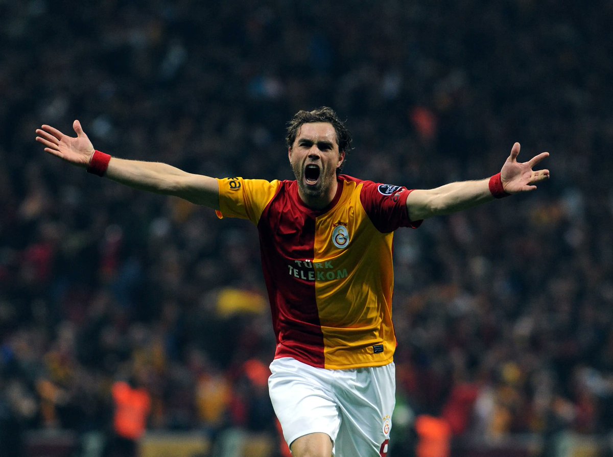 Burakeren_1987's tweet photo. Sneijder'in Elmander'le alakalı bir anısı var. Riekerink zamanı, Manchester United'la İsveç'te bir hazırlık maçı oynayacaktık. Elmander de Galatasaray'ı ziyaret etmeye gelmişti.

Sneijder ona "forvete ihtiyacımız var, gel" diye şakasına takılıyor, Elmander de bir an durup es veriyor. Sneijder "onun gözlerinde acaba geri dönebilir miyim" dediğini gördüm diyordu.

Elmander'in Galatasaray'da forma giydiği 2 sezonda toplamda 20 golü yoktur ama efsane olarak anılır. Bunu da başka bir forvet başaramaz. Elmander'in oyuna alan katkısı o kadar büyüktü ki onu klasik bir forvet gibi değerlendiremezdin.

Forvette "orta saha" gibiydi. Unutamadığımız 4-4-2'nin senkronuydu. O düzende çok gol atmasına gerek yoktu. Çünkü o yükü tüm takım sırtlıyordu. Elmander'e yapacağımız tanımların odağında "mücadelesi" yatar. 

Haliyle de Elmander'i gördüğümüz her an yüzümüzde tebessüm oluşur.. Bugünlerde böyle forvetler bulmak kolay değil. Gol sayısı olarak bu kadar düşük kalıp, kendini kabul ettirebilecek forvet sayısı çok az.