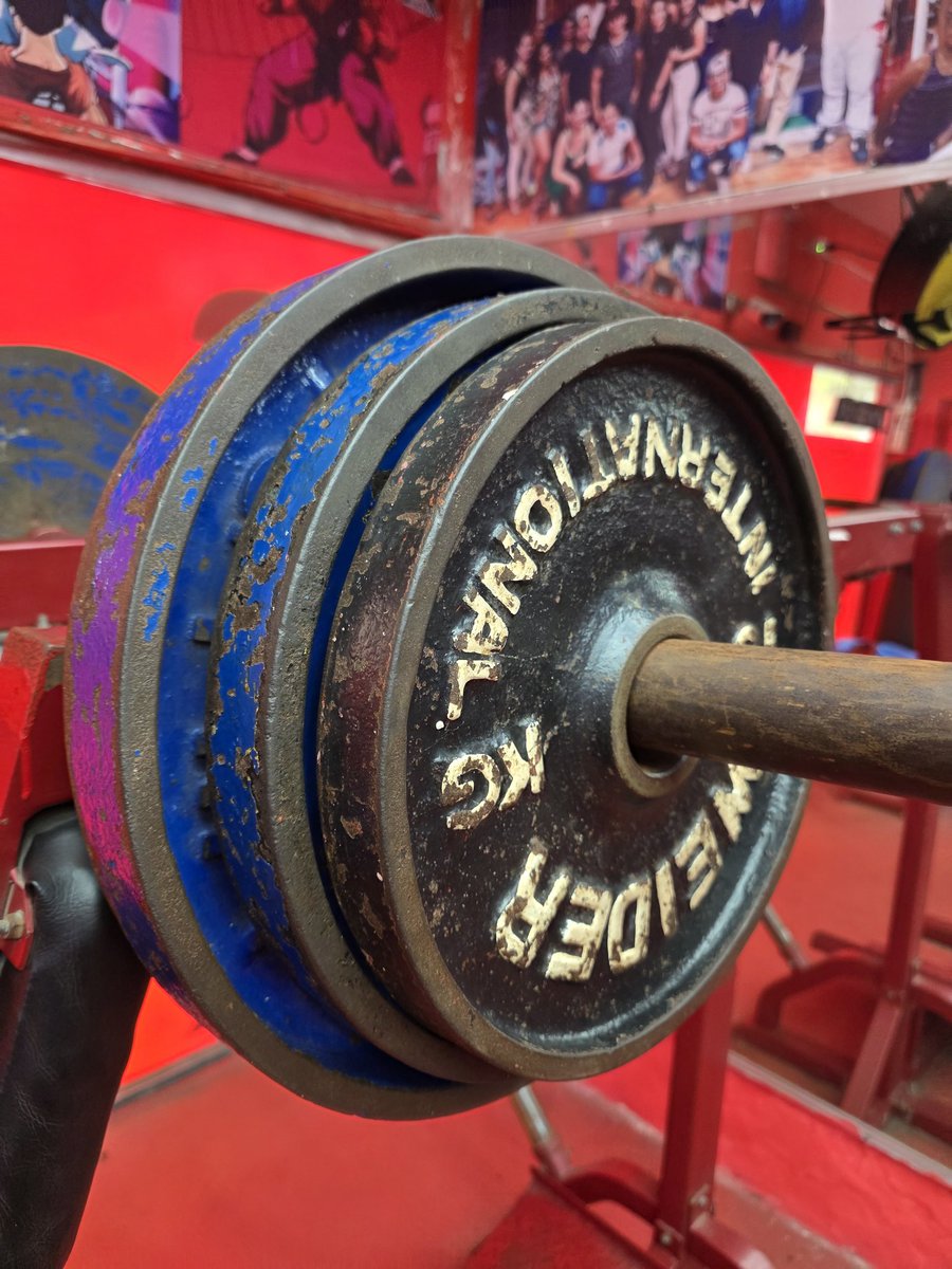 Kalostin_'s tweet photo. 2 años después. On and off del entrenamiento. Llegué cansado de viajar y trabajar. Y aún así...

Hoy llegamos a 
6 Reps X 2 sets X 110kg. https://t.co/87c6wosZnn