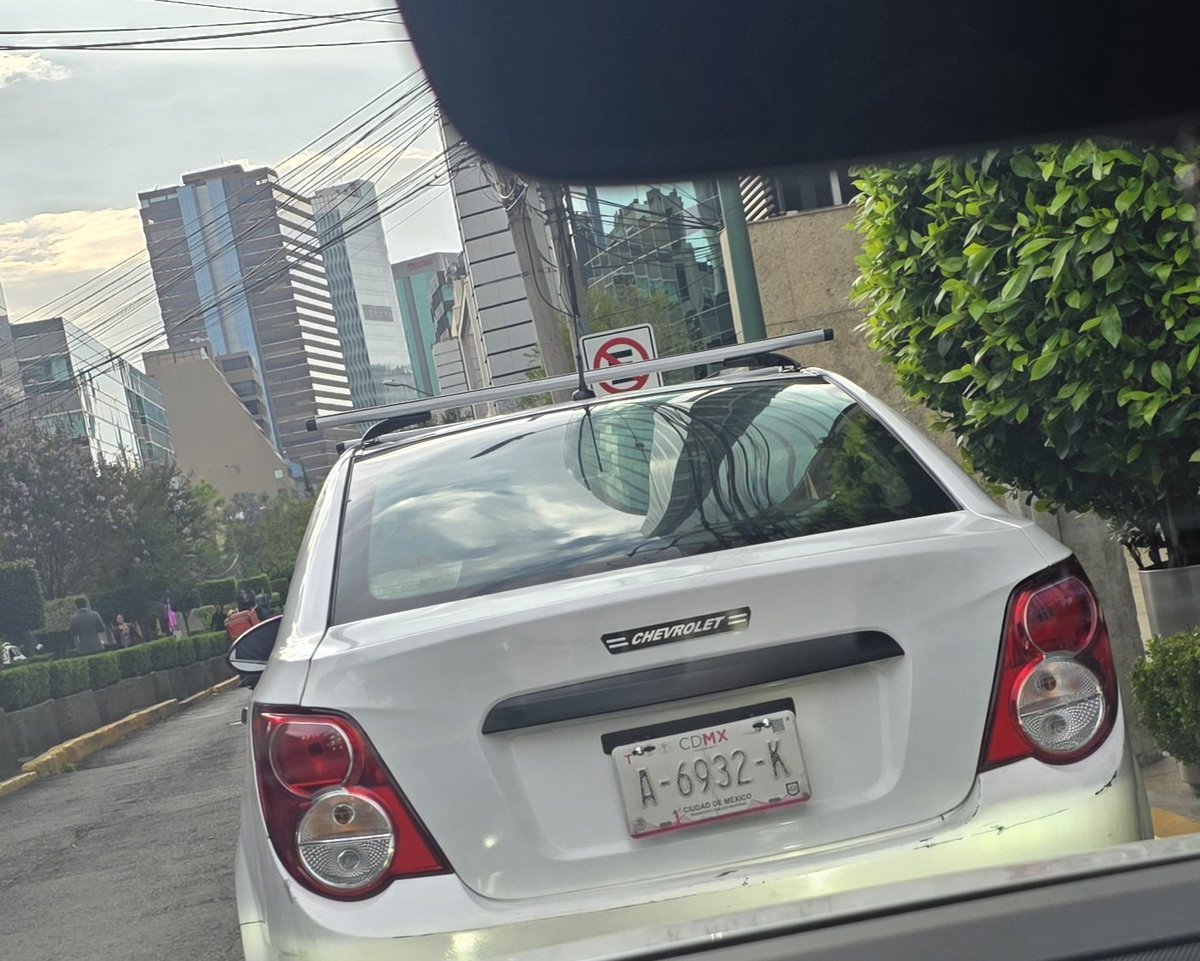 licgonzalezv's tweet photo. Sigue la base de taxis pirata aquí en avenida Ferrocarril de Cuernavaca # 20 Col. Lomas Virreyes @AlcaldiaMHmx @C5_CDMX @inveacdmx @SSC_CDMX @UCS_GCDMX ya hasta les pusieron un disco de no estacionarse pero les vale https://t.co/mejxYK4QD8