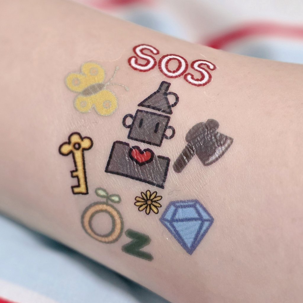 피부착샷. 느낌은 이정도....? 반짝거림은 하루 지나면 거의 사라지고, 샤워를 아무리 박박해도 3일 이상은 가는 것 같아요