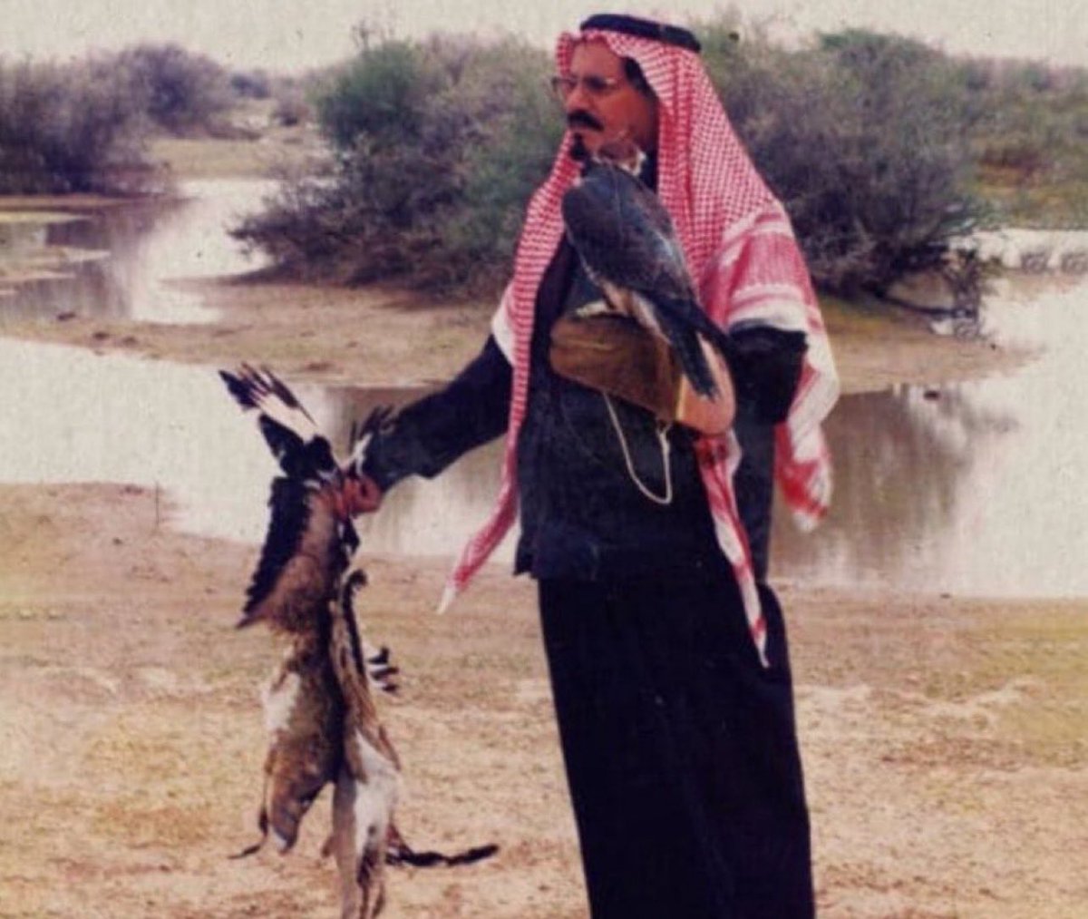 az906i's tweet photo. ليا جيت ابا ازعل ردني حكيها المملوح
      يجيني بلا حتى عيوني يغمغمها 

                   محمد الخس https://t.co/iETdmbpKZN