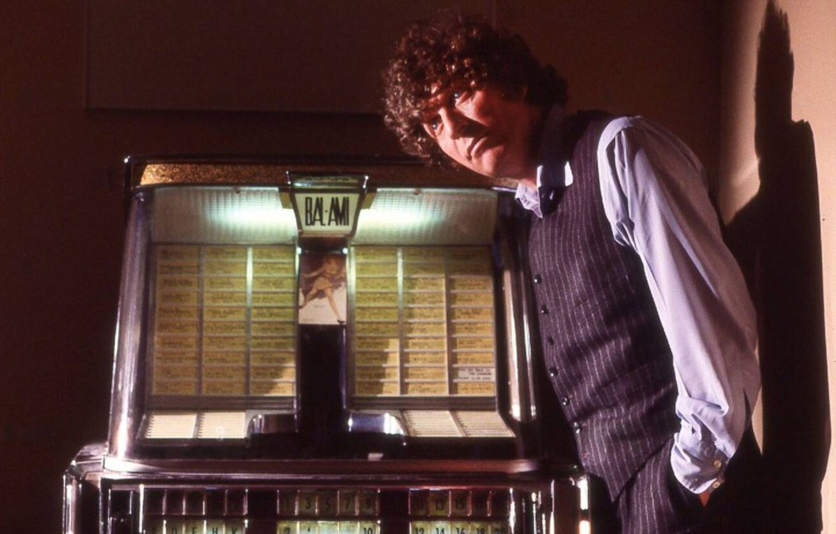DailyTomBaker's tweet image. Tom Baker next to a jukebox.  #TomBaker #DoctorWho #FourthDoctor