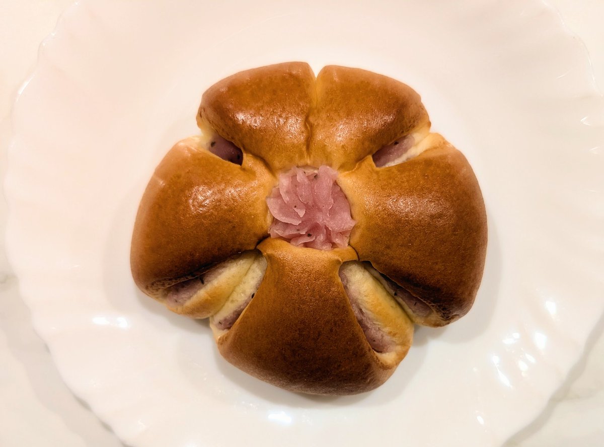 karumen_sing's tweet photo. おはるめん！！！！

こちら、朝ごパンに食した「さくらあんぱん」！！！！

見た目かわいいし、季節感じられるし、美味しいしで、朝からテンション上がります☝️☝️✨️✨️

今日も皆さんゆるふぁいでいきませうね〜👍️👍️✨️✨️ https://t.co/TaHbz6H4LQ