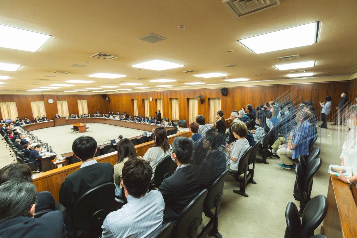 これだけ主権者に見られていたら改憲派議員はやりづらいだろう。
最後に頼りになるのは実体だ。
その場に人がいる影響は大きい。
デモ、国会傍聴、採決防止。
やれることを最大限やろう。

#憲法審査会
#傍聴席を主権者たちで埋めつくせ