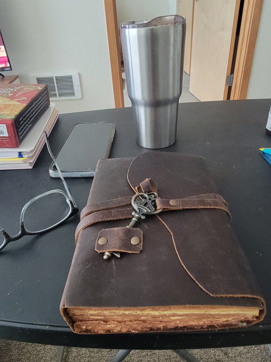 chriswwriter's tweet image. 4:44
My new journal arrived today! I almost don't want to write in it, it's so perfect!!✨️😍✨️
But, the projects I'm about to start make this special item that much more special!!✨️🔥🙏🔥✨️

Affirmation for today: I deserve nice things in my life! #Abundance