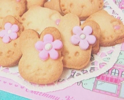 pinksugaryheart's tweet photo. hello kitty bunny cookies 🌸 https://t.co/ytrTskFuus
