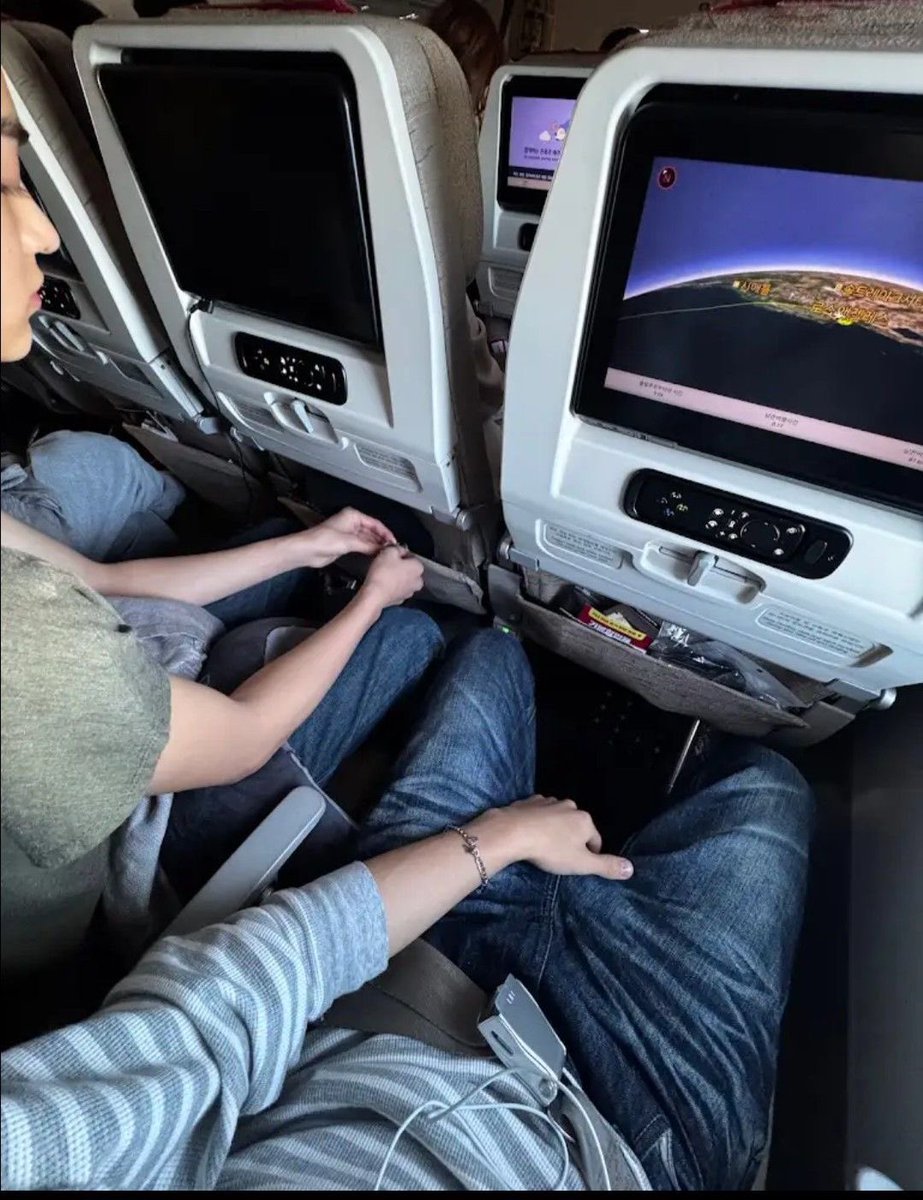 liv is RED! ⋆˚࿔ tweet media