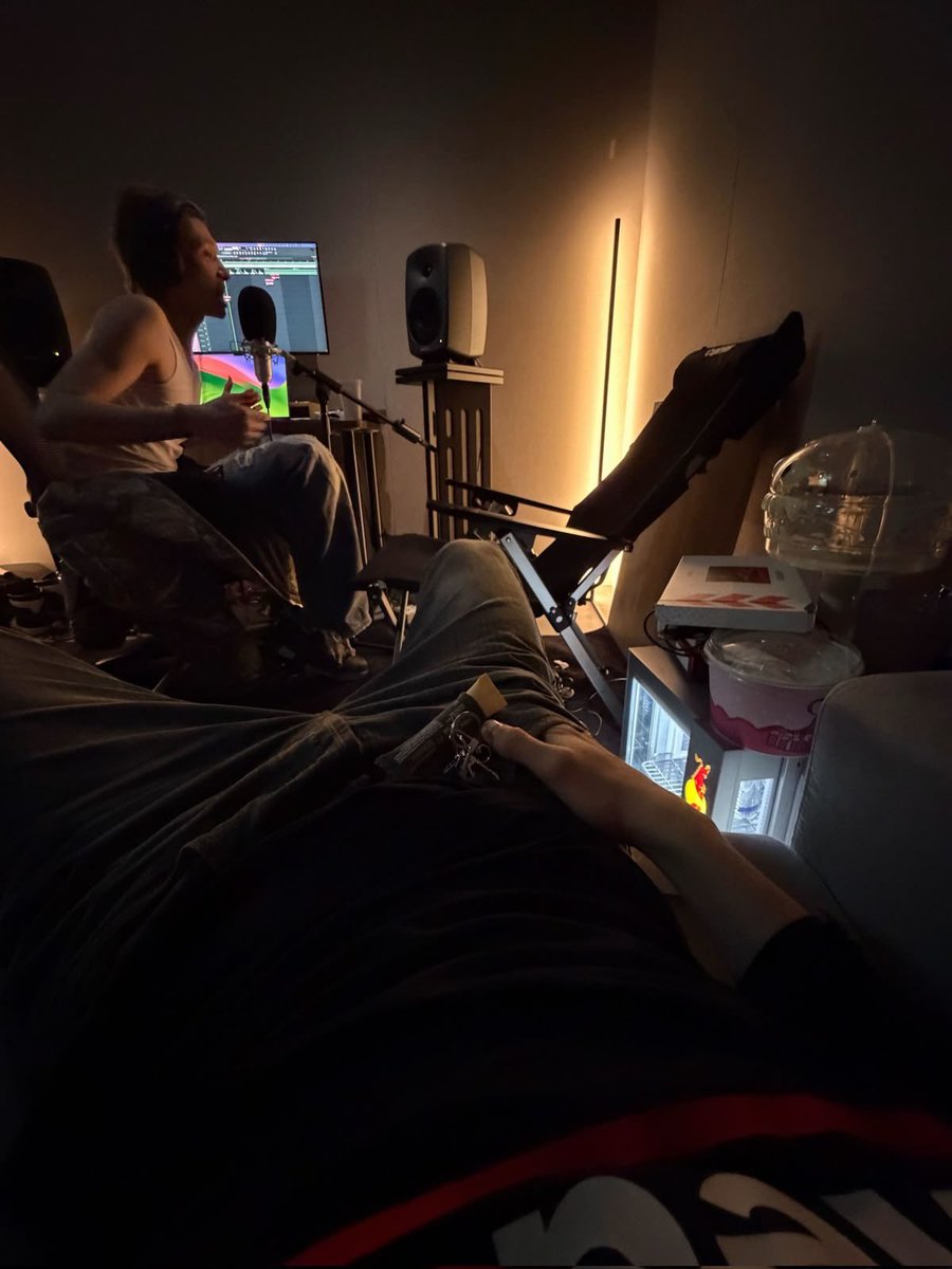 liv is RED! ⋆˚࿔ tweet media