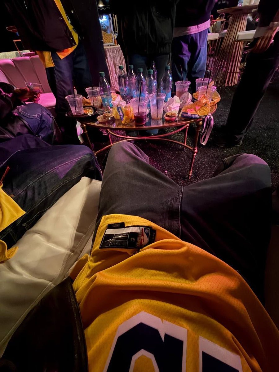 liv is RED! ⋆˚࿔ tweet media