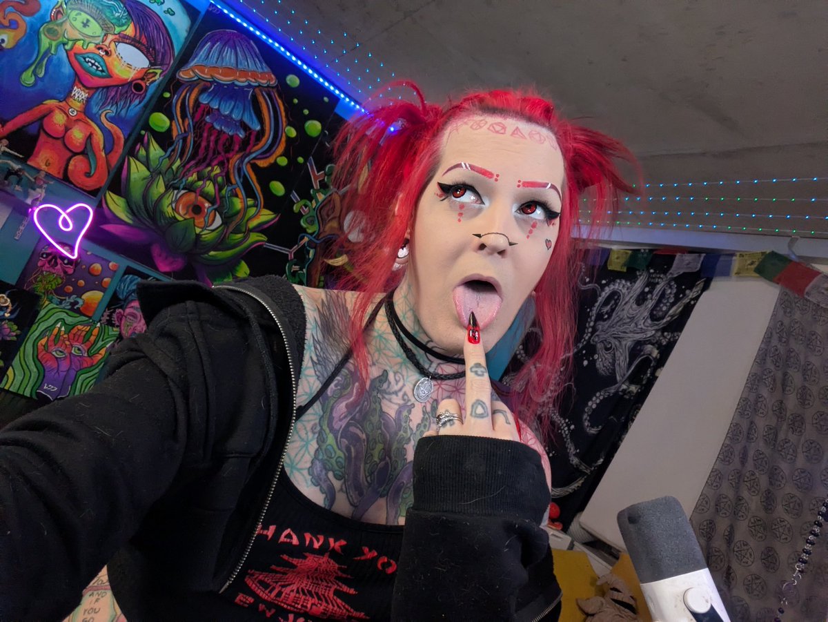 TentacleGiiirl's tweet photo. Let me be your sleep paralysis succubus, I promise I don't bite, and I can suck frozen pb true a coffee stirrer, or at least that's what I been told. 🫣😈 #gothgirl #gothgirlsdoitbetter #gaymer #transgirlsdoitbetter #makeupartist #iswallowitall #egirl https://t.co/Ahb9ElUcM1