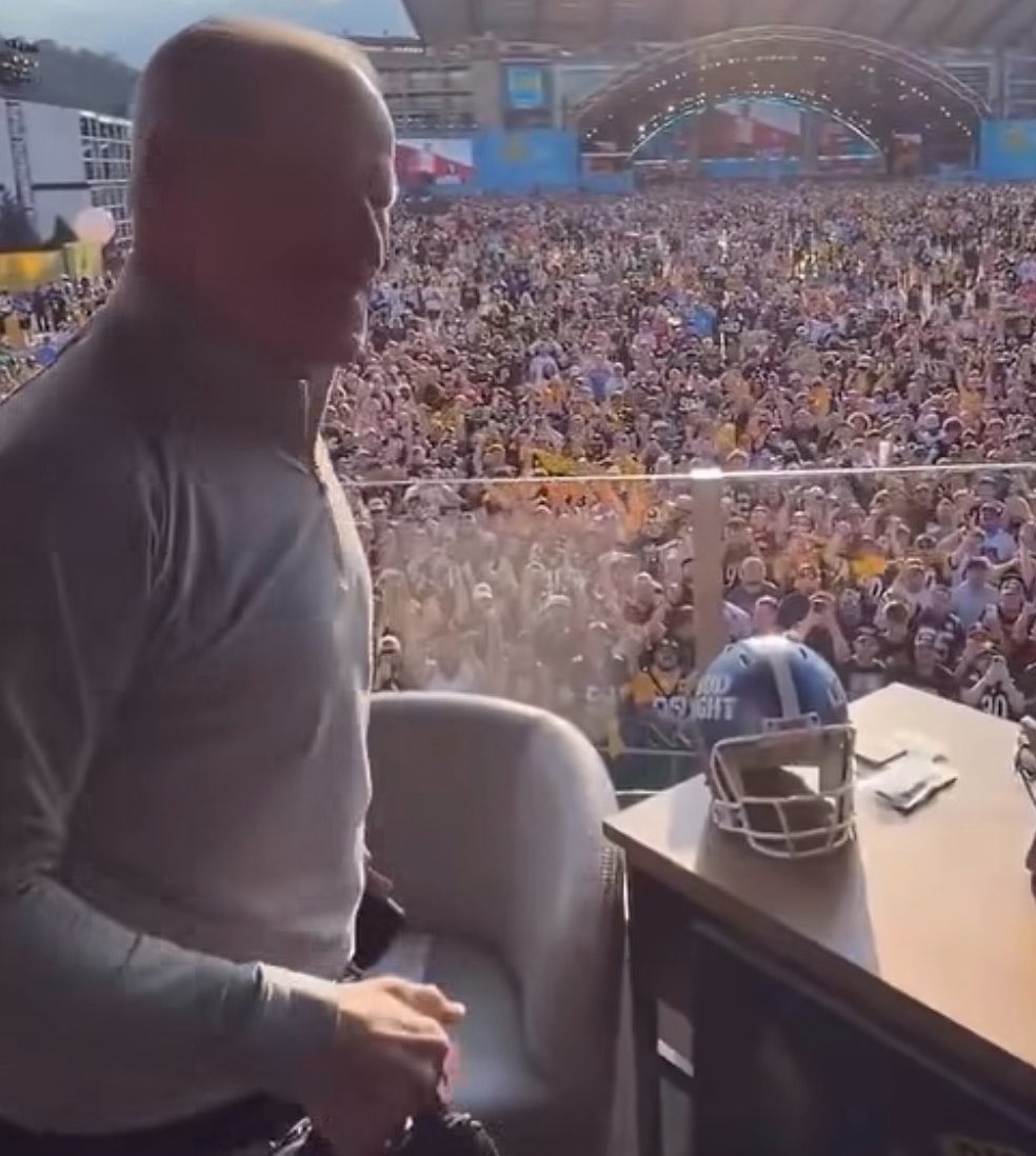 TempDaddy's tweet image. Not draft related, but the helmet on the table at the draft is the @budlight helmet I made for the Peyton Manning commercial!!! 

This is dope af 🔥🔥🔥

#customhelmet #custommade #custom #helmet #helmetlover #customfootballhelmets #templids