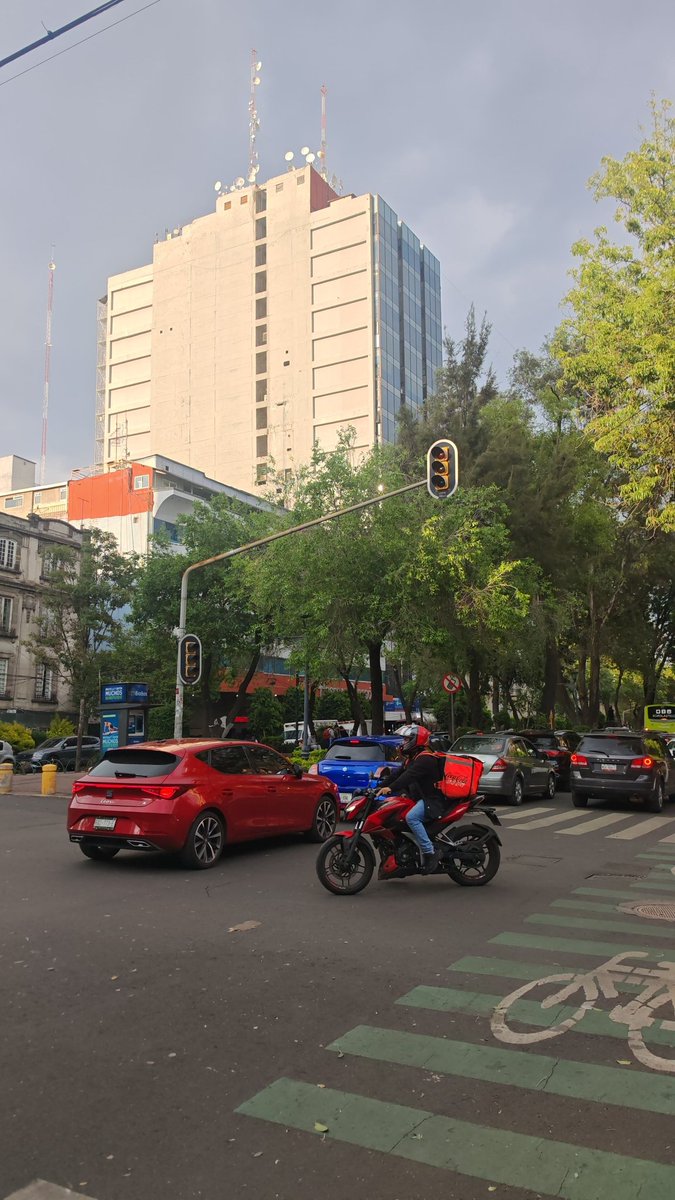 donrigo's tweet photo. No funcionan los semáforos de Álvaro Obregón esquina Jalapa Roma norte urge @OVIALCDMX https://t.co/sFnG3TC8kg