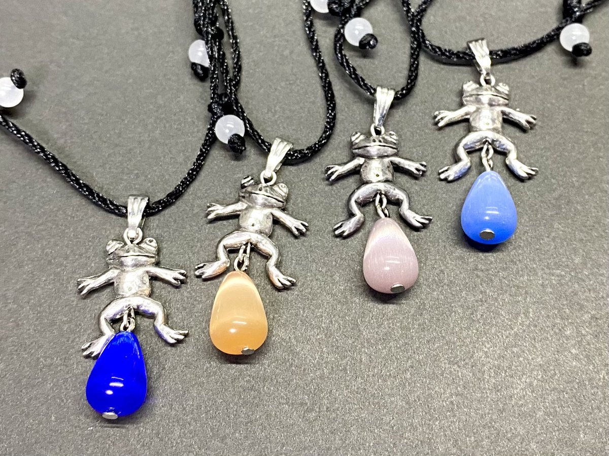 何がぶらさがってるのか想像にお任せするカエルのペンダントを作りました🐸ﾌﾟﾗｰﾝ

━*＼蛙祭2026 in堀越神社／*━

カエルだらけのアートのまつり‼︎
2026年 #蛙祭

5月24日(日)10時〜16時
堀越神社 境内
(大阪市天王寺区茶臼山1-8)
＿＿＿＿＿＿＿＿＿＿＿＿＿＿＿