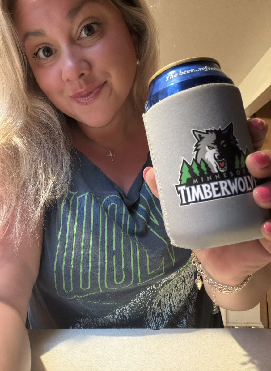 ashhhk25's tweet image. LETS GO WOLVES #wolvesback