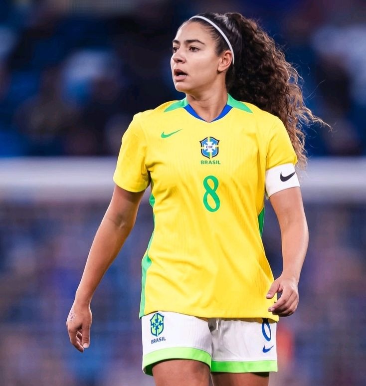 own country? what a joke.

Macariow é nascida e criada em San Diego, do que você tá falando? não é como se ela tivesse nascido no Brasil e renegado a sua nacionalidade...

brasileira é quem é do Brasil, mesmo podendo escolher outro país.