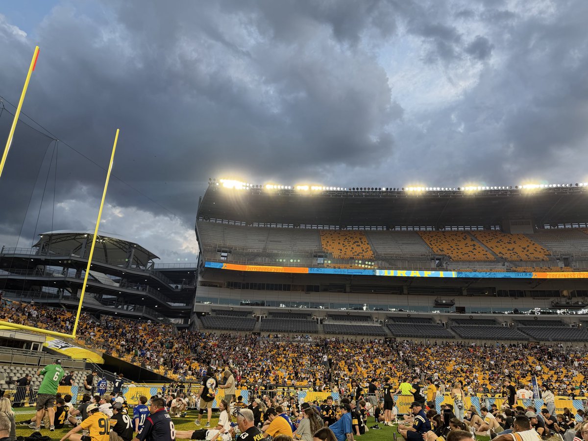 dalucas2009's tweet photo. Acrisure is starting to fill up what an awesome experience thank you @steelers  for opening up the field for your fans!!!!! https://t.co/ih7KZWbzAT