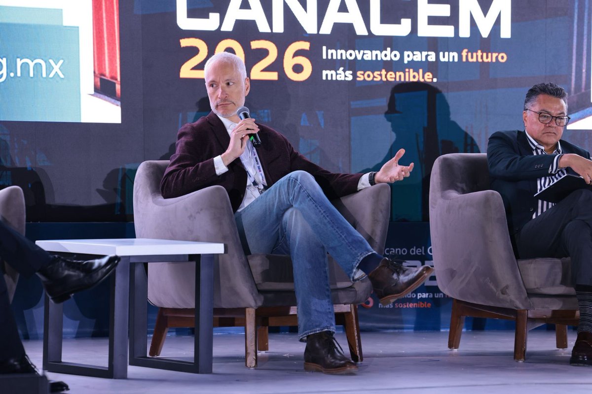 Canacem_Mx's tweet photo. La seguridad vial es un compromiso de toda la industria 🚛 El panel reúne a DANONE @DanoneMX, la Asociación Nacional del Transporte Privado @ANTPMexico y la Comisión de Seguridad Vial de CANACEM para compartir las mejores prácticas que salvan vidas en carretera. https://t.co/O6P3IZzgWt