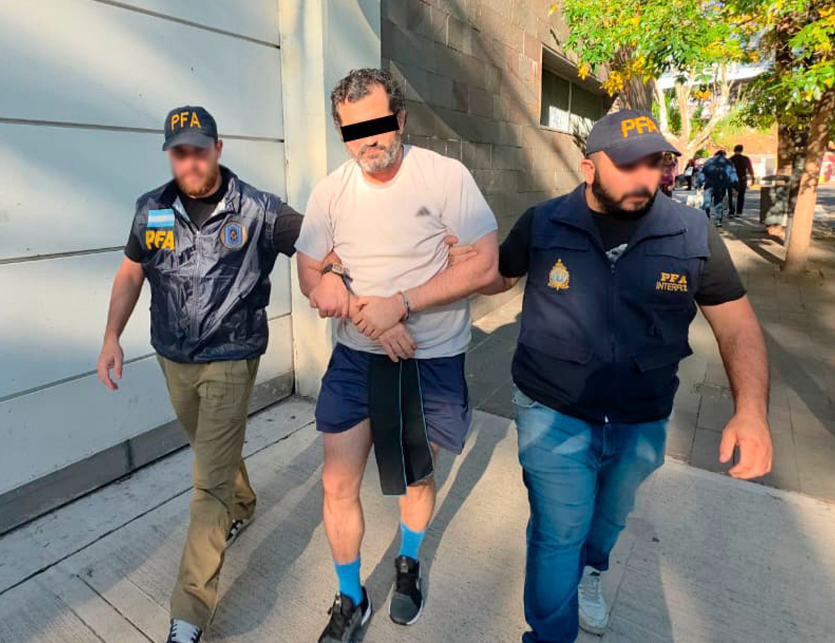 🚨 Fue detenido Fernando “N”, en Argentina, presunto líder de la red de huachicol fiscal.

Tenía ficha roja de Interpol y era buscado por delincuencia organizada.

Será extraditado a México para enfrentar su situación legal.
#elinstantenoticias