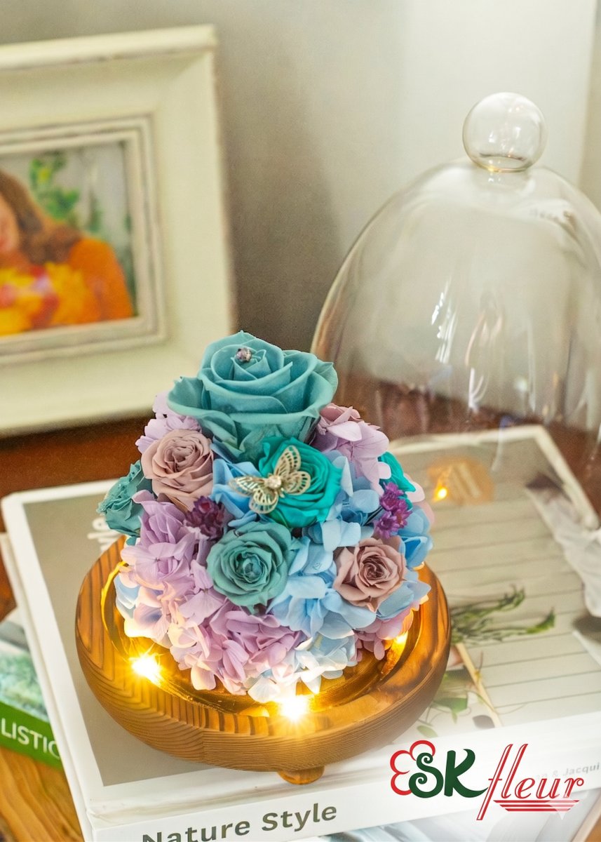 Skfleursg's tweet image. Timeless, low-maintenance elegance — our Preserved Flowers Dome (Horizon Blue Rose) is handcrafted to bring calm to any room. Now S$120 with free island-wide shipping. Get yours: wix.to/hnmesD3 #BlueRose #PreservedFlowers #GiftIdeas #SKfleurSG
