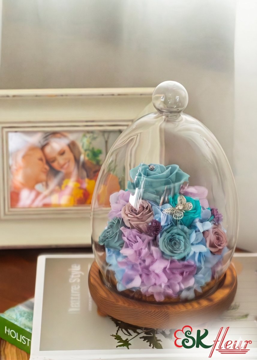 Skfleursg's tweet image. Timeless, low-maintenance elegance — our Preserved Flowers Dome (Horizon Blue Rose) is handcrafted to bring calm to any room. Now S$120 with free island-wide shipping. Get yours: wix.to/hnmesD3 #BlueRose #PreservedFlowers #GiftIdeas #SKfleurSG