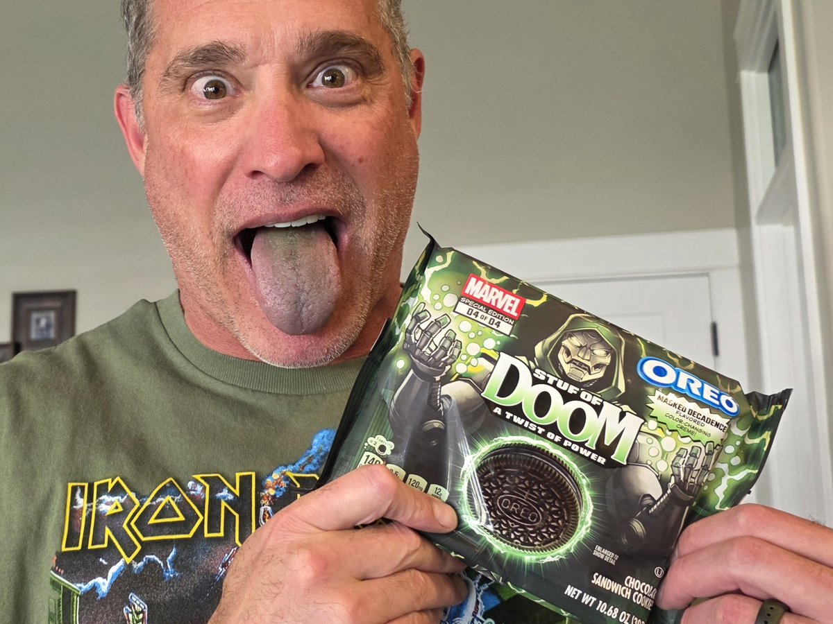 Nathan_Best's tweet image. 🤓 Anyone else have the 4th #Doomsday OREO package?! The green wears off pretty fast (my tongue matched my shirt initially 🤣). Special "Thank You" to Megan N. For hinting them down and getting us a pack! 😎